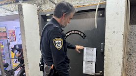 צו סגירה למבנה בבני ברק, צילום: דוברות משטרת ישראל